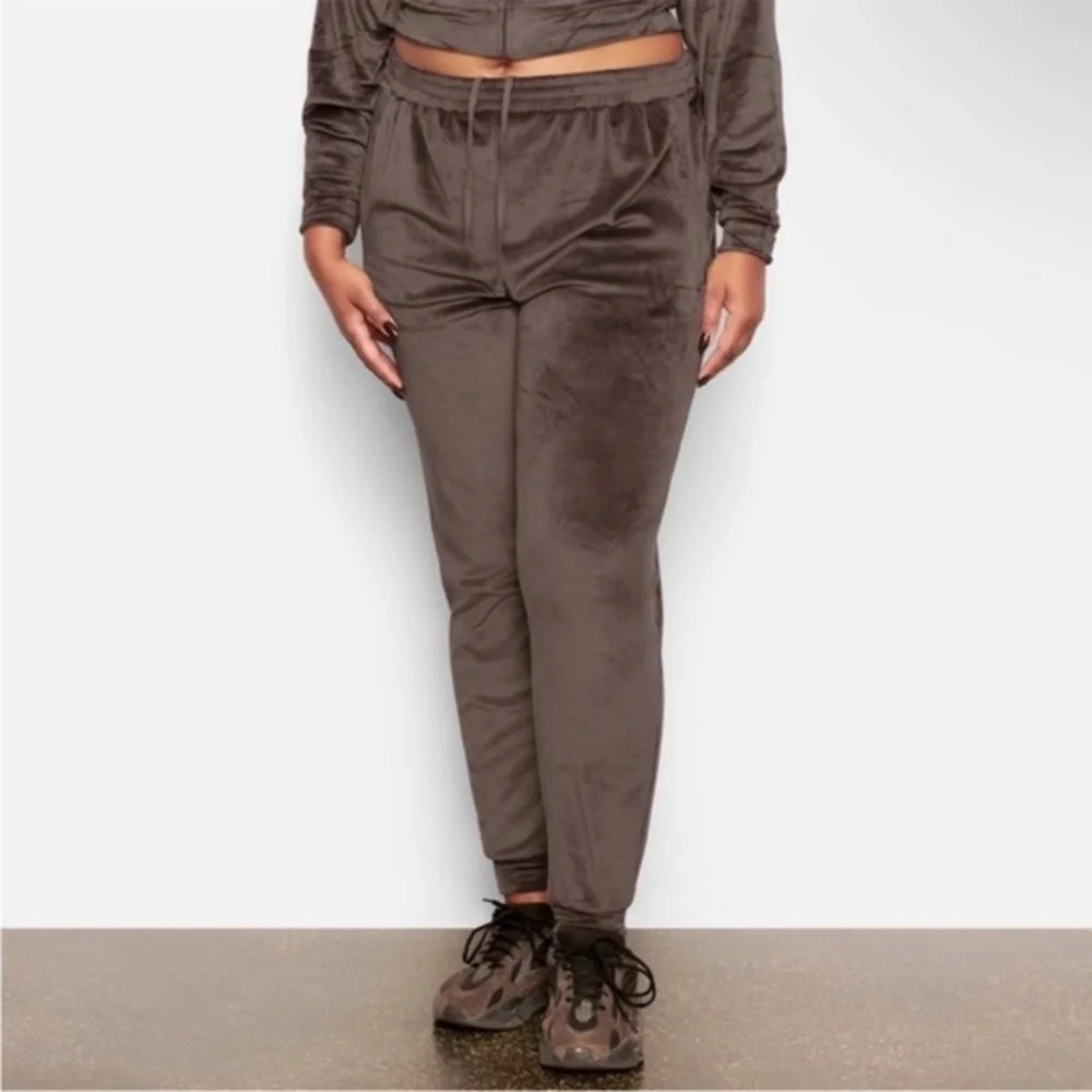 SKIMS Velour Joggers Pants ~ Size Medium - Picture 1 of 9